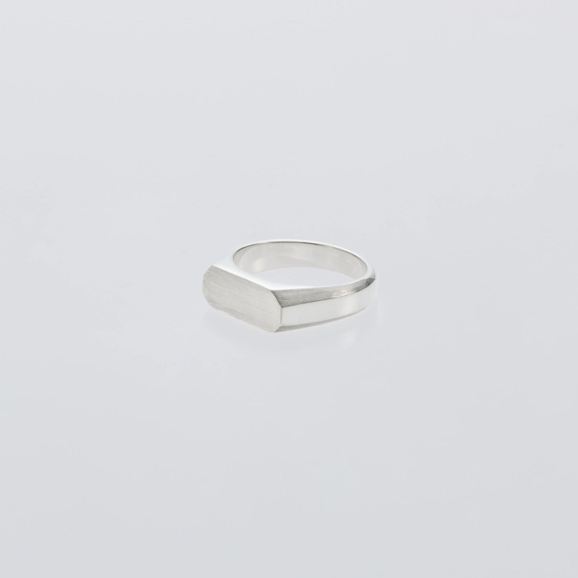 XOLO Signet Ring with Hair Line -Thick- サイドシルエット