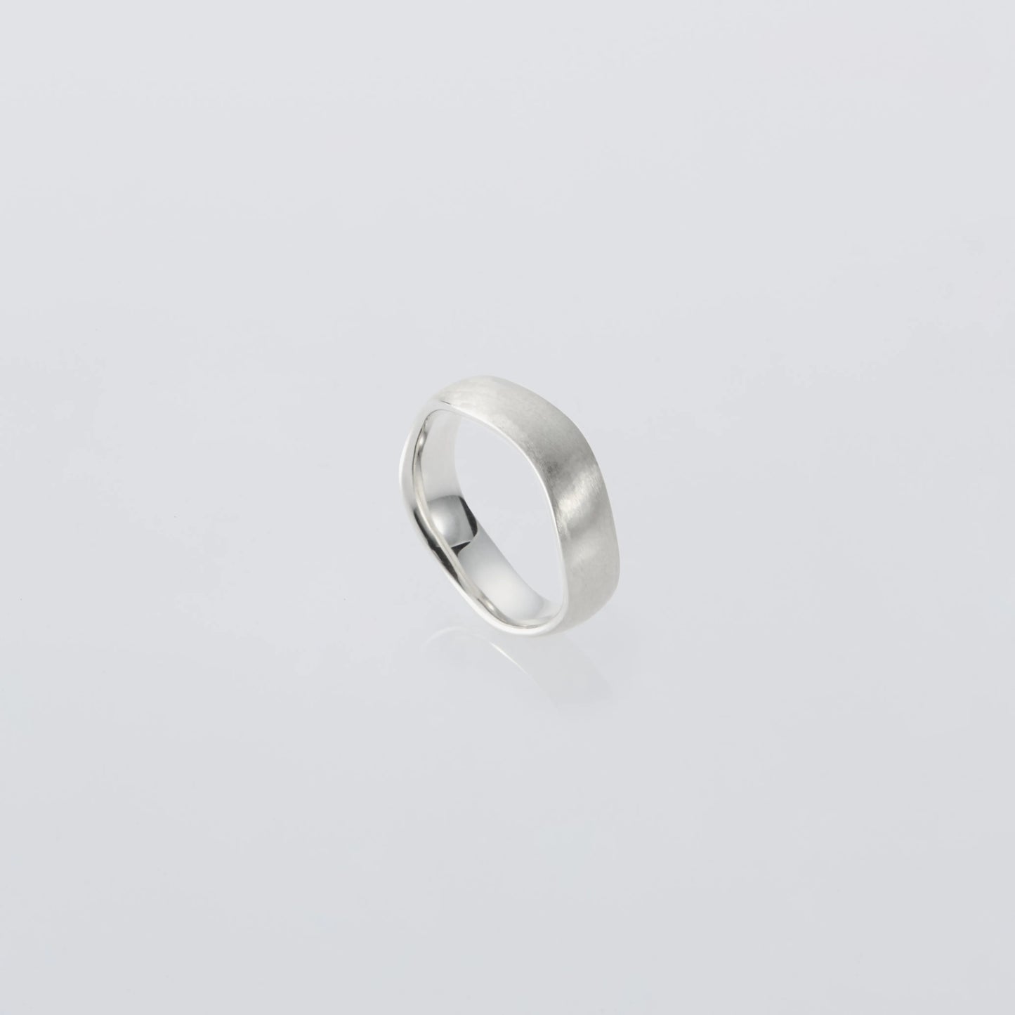 XOLO Wave Ring with Hair Line サイドシルエット