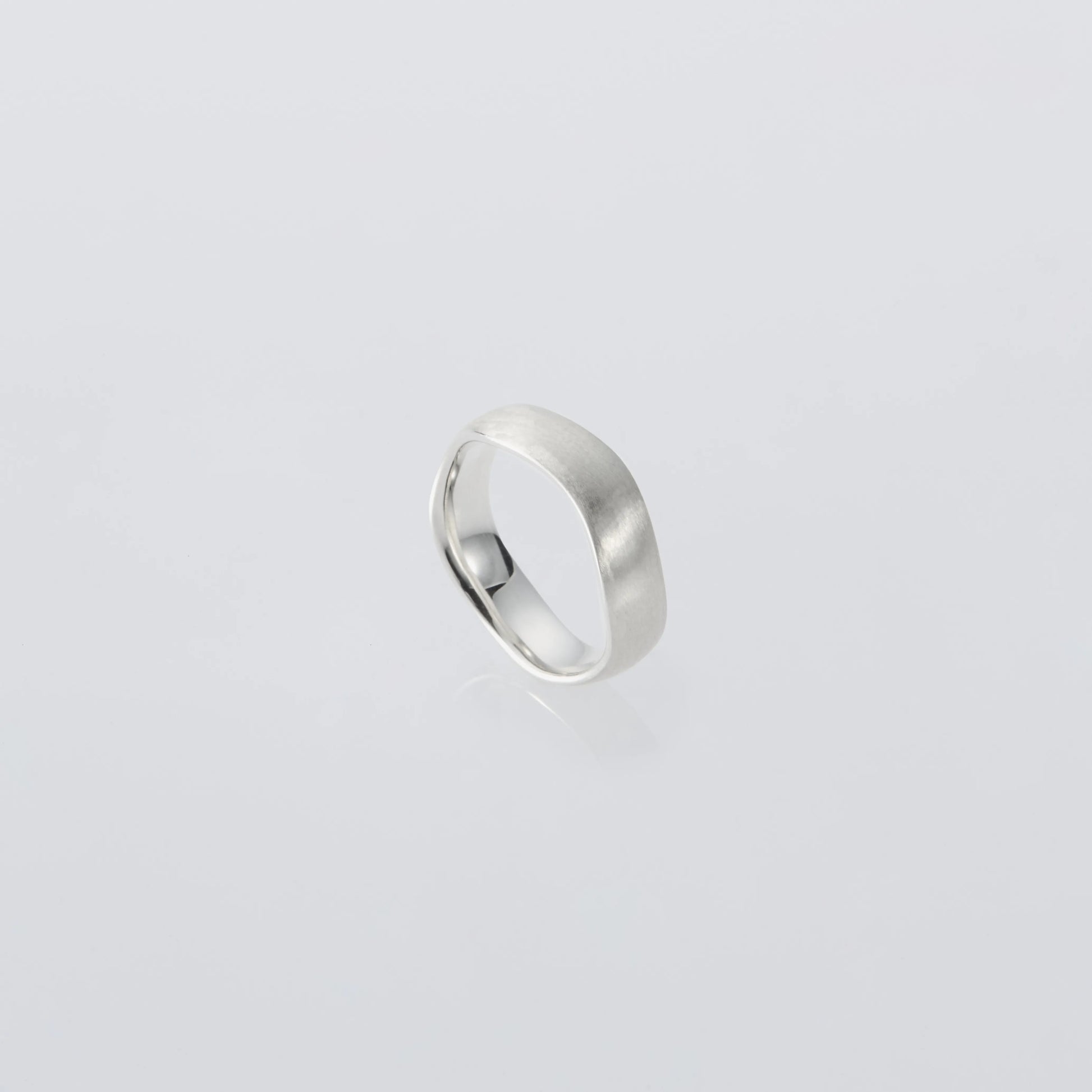 XOLO Wave Ring with Hair Line サイドシルエット
