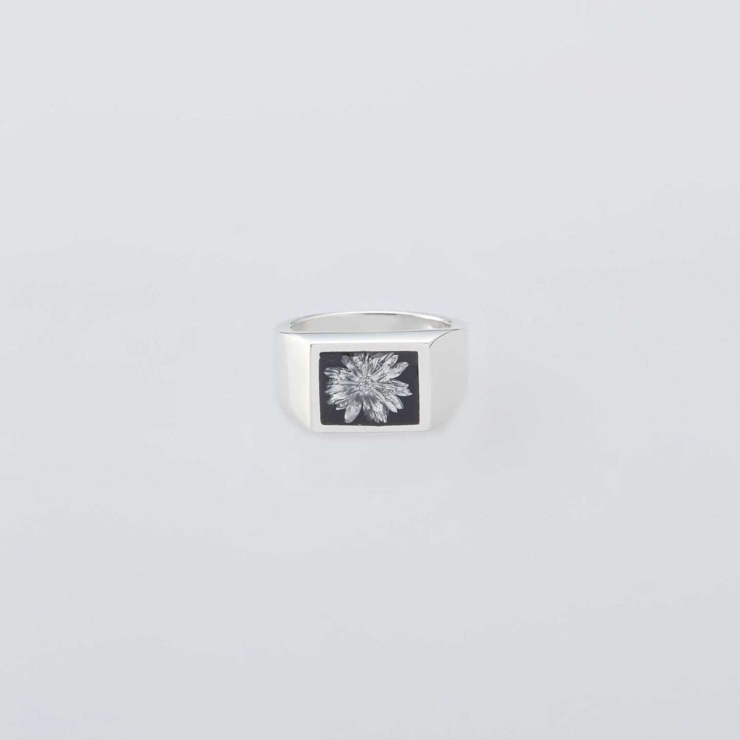 XOLO Signet Ring with Black & Gray Flower フロントデザイン