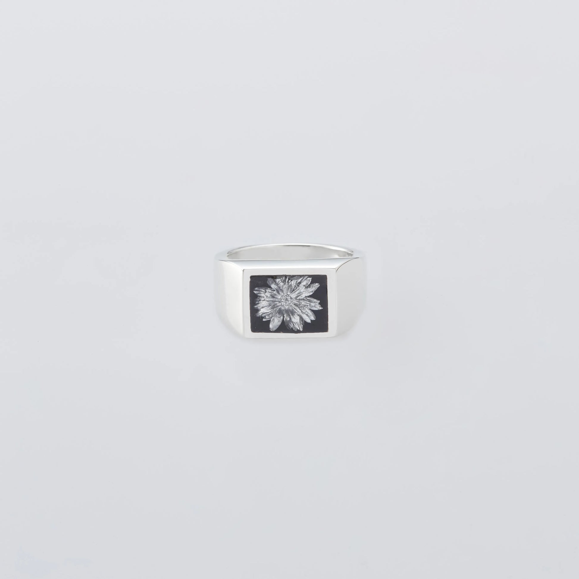 XOLO Signet Ring with Black & Gray Flower フロントデザイン