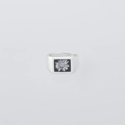 XOLO Signet Ring with Black & Gray Flower フロントデザイン