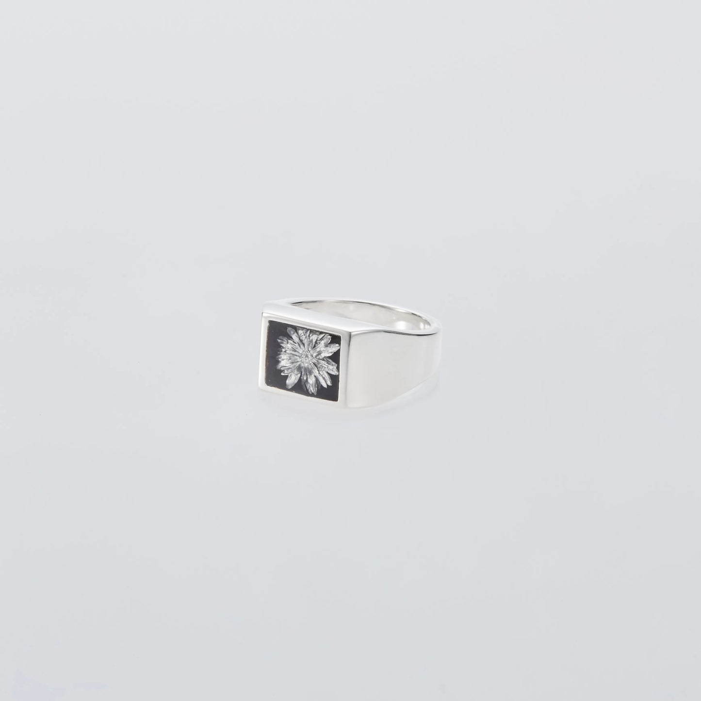XOLO Signet Ring with Black & Gray Flower サイドシルエット
