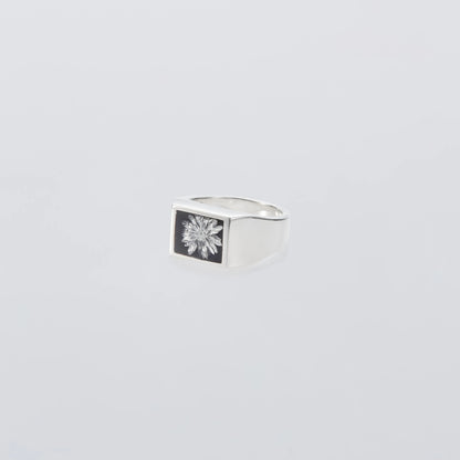 XOLO Signet Ring with Black & Gray Flower サイドシルエット