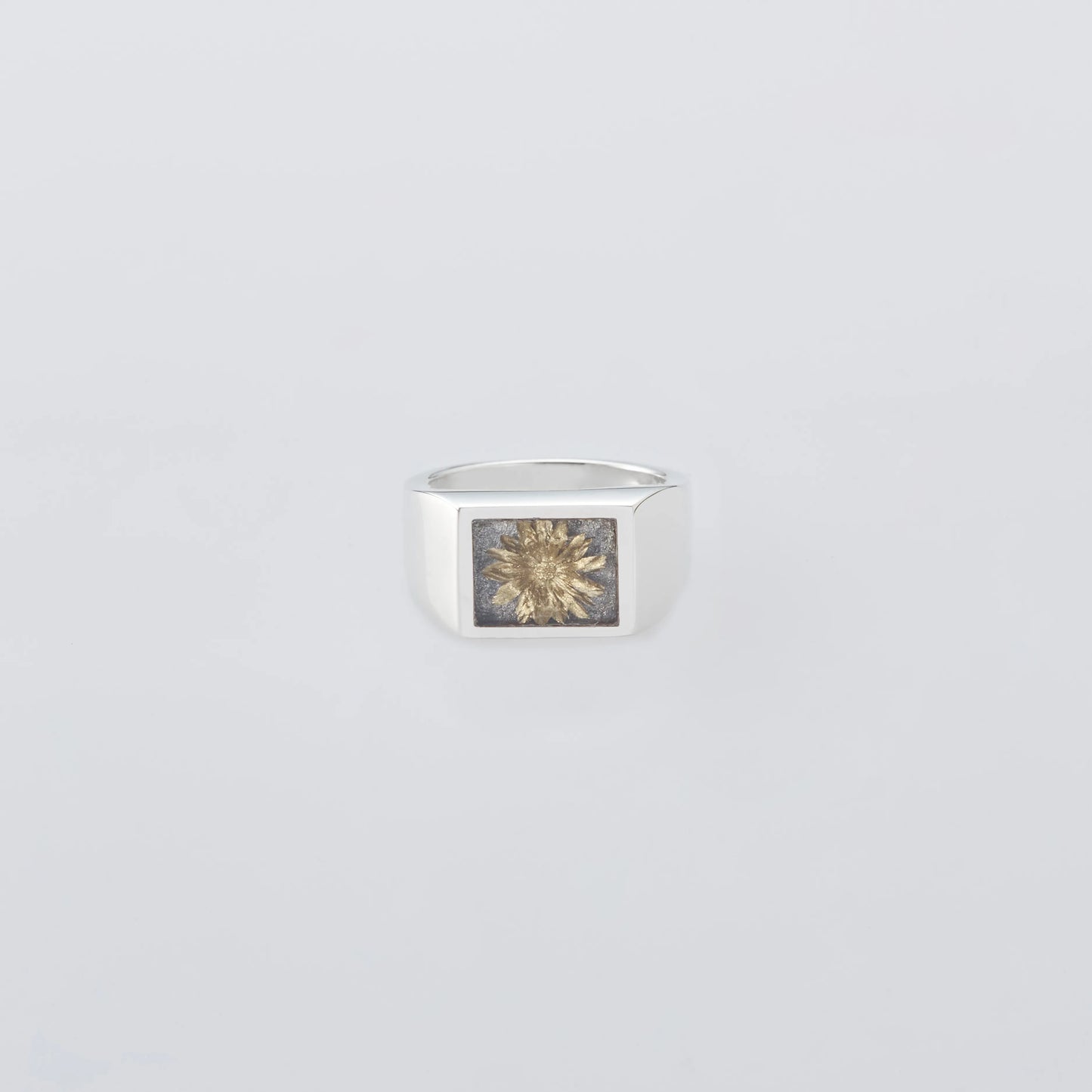 XOLO Signet Ring with Gray & Gold Flower フロントデザイン