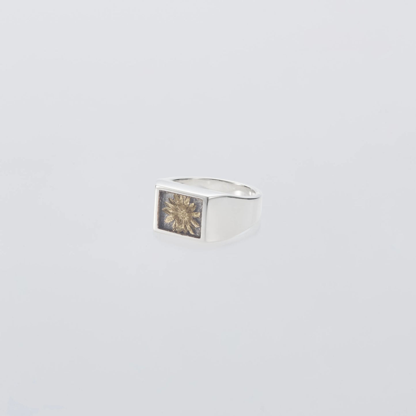 XOLO Signet Ring with Gray & Gold Flower サイドシルエット