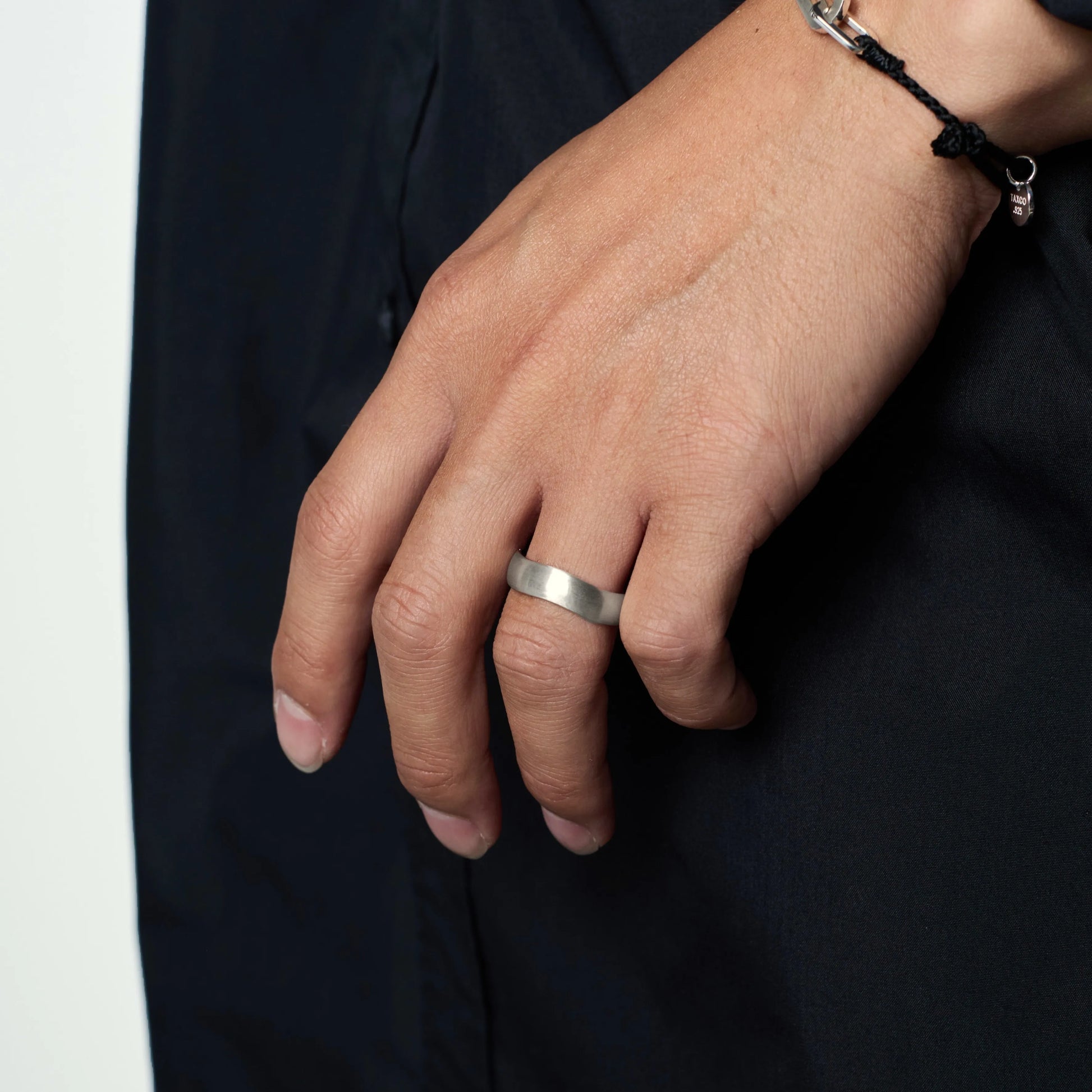 XOLO Wave Ring with Hair Line 着用イメージ