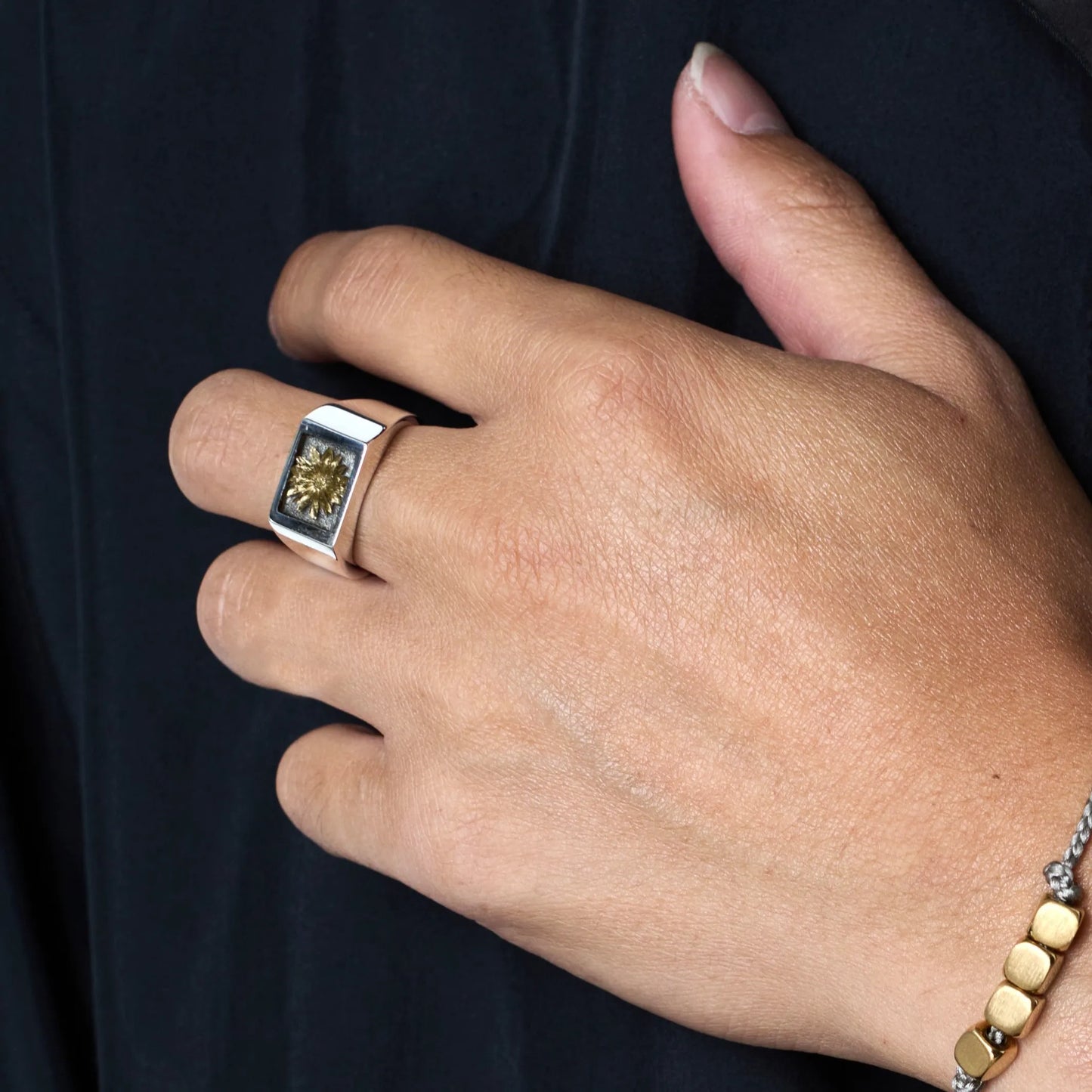 XOLO Signet Ring with Gray & Gold Flower 着用イメージ