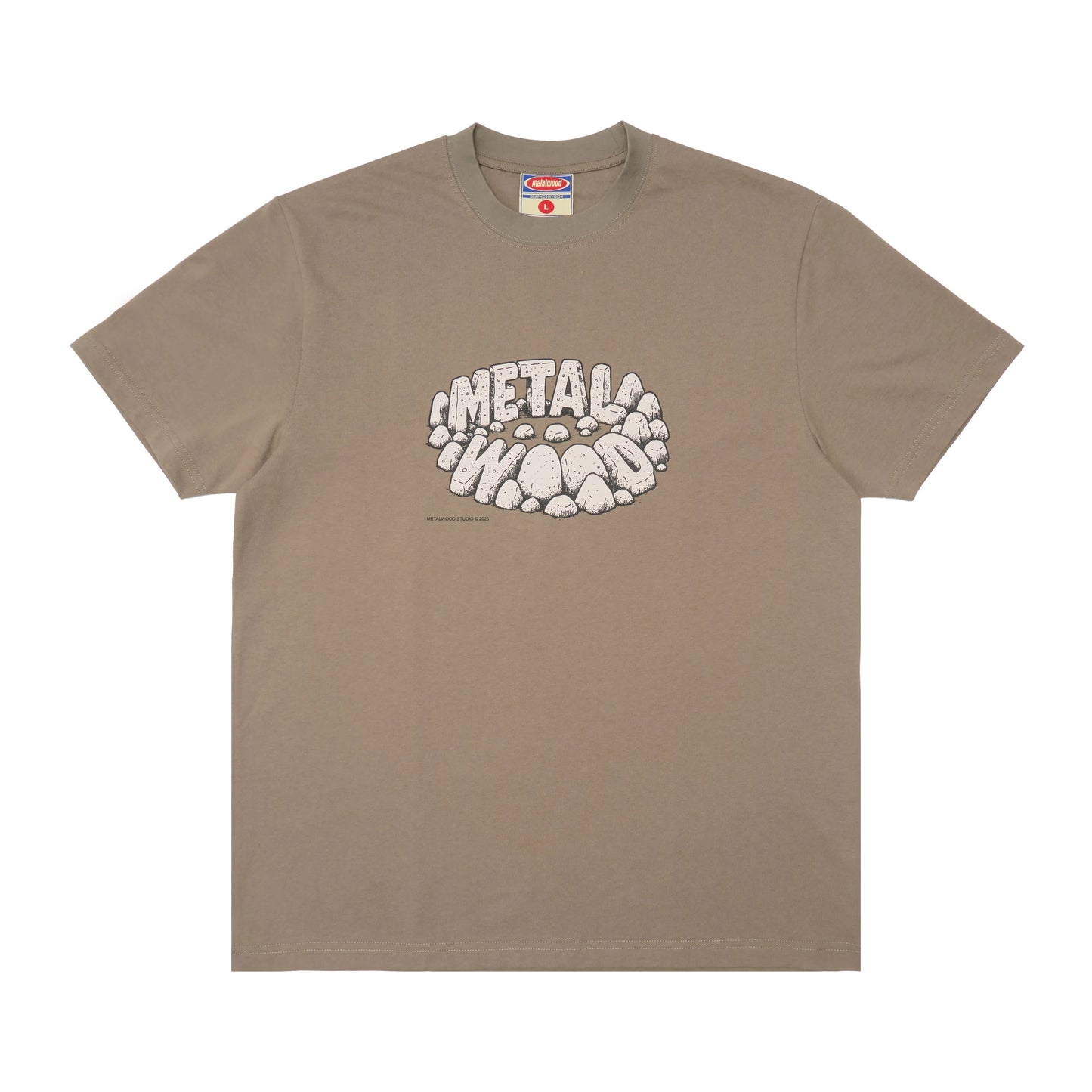 METALWOOD STUDIO STONEHENGE T-SHIRT fatigue green フロントデザイン 半袖トップス 全体ビュー