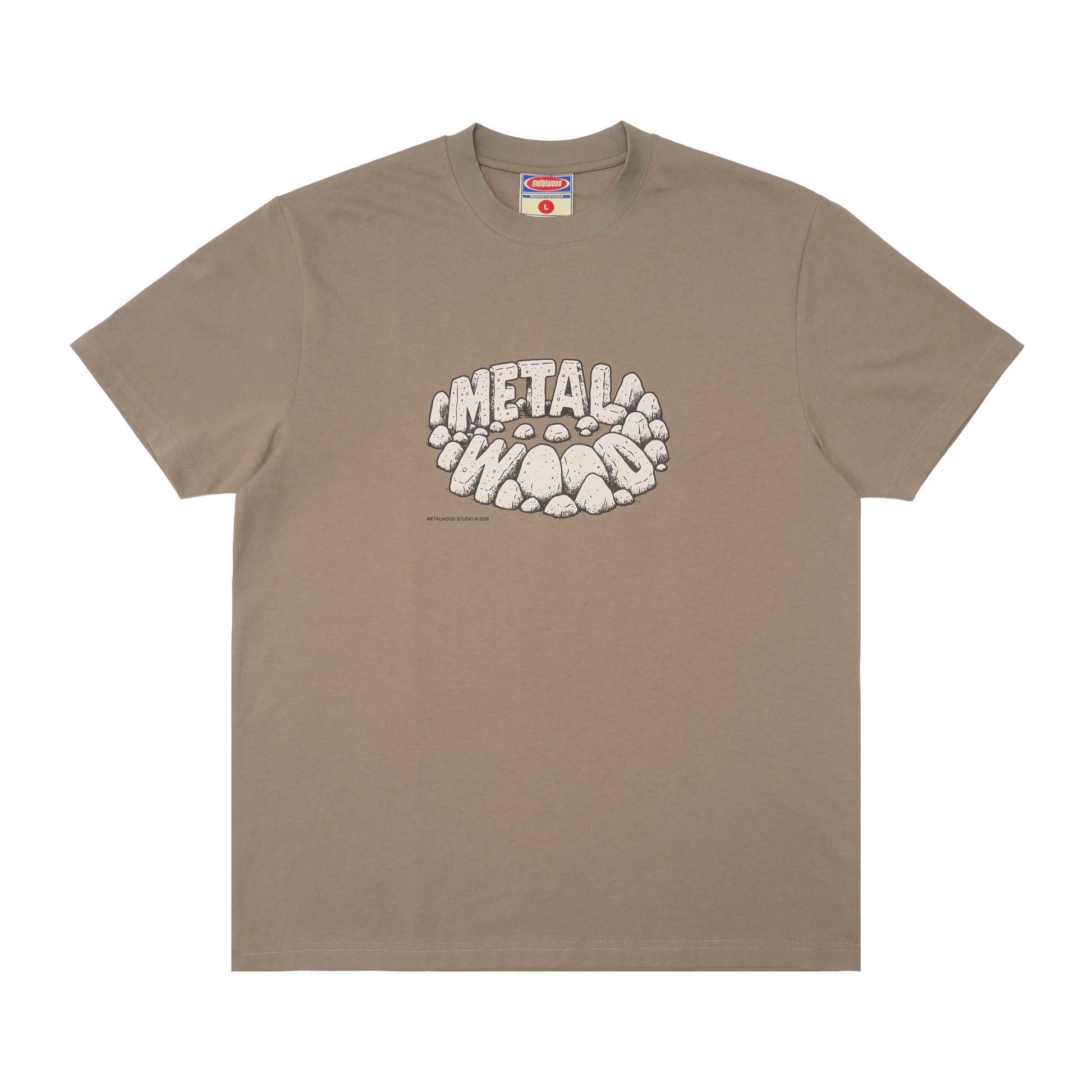 METALWOOD STUDIO STONEHENGE T-SHIRT fatigue green フロントデザイン 半袖トップス 全体ビュー