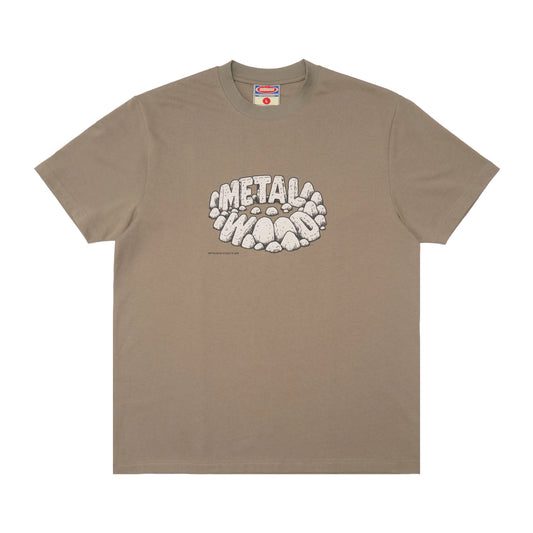 METALWOOD STUDIO STONEHENGE T-SHIRT fatigue green フロントデザイン 半袖トップス 全体ビュー