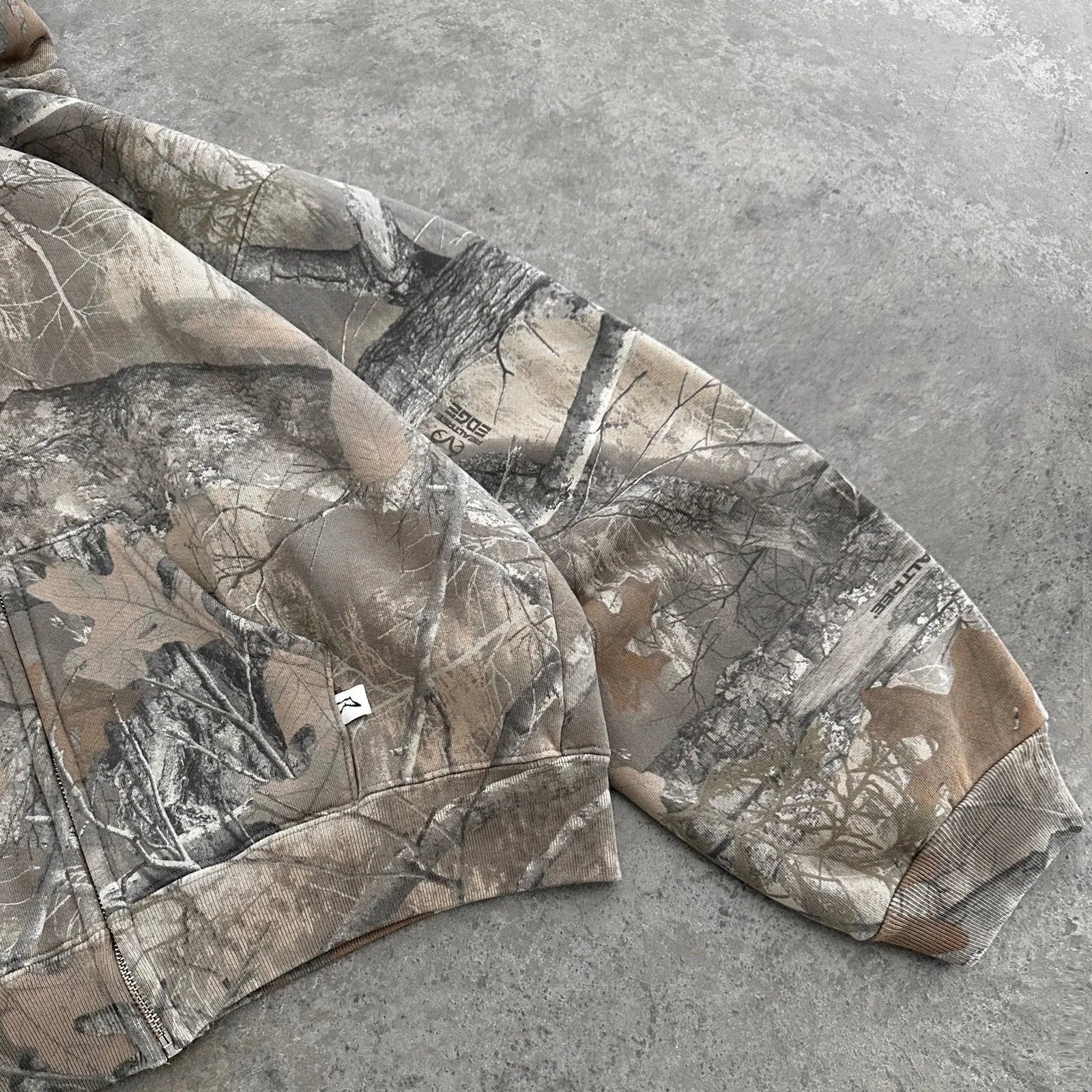 AKIMBO CLUB ZIP UP HOODIE REALTREE 袖口部分