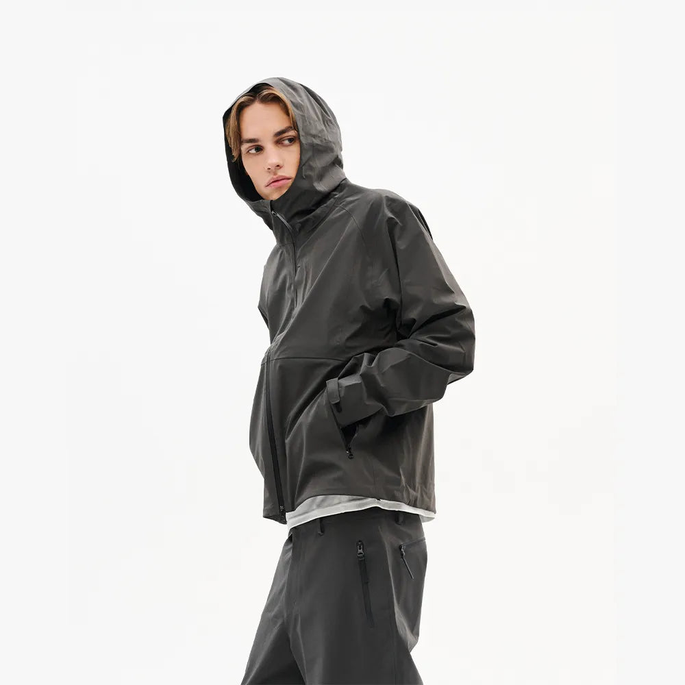 Hiking Patrol ARC LT WEIGHT SHELL JACKET CHARCOAL BLACK 着用イメージ フード着用上半身