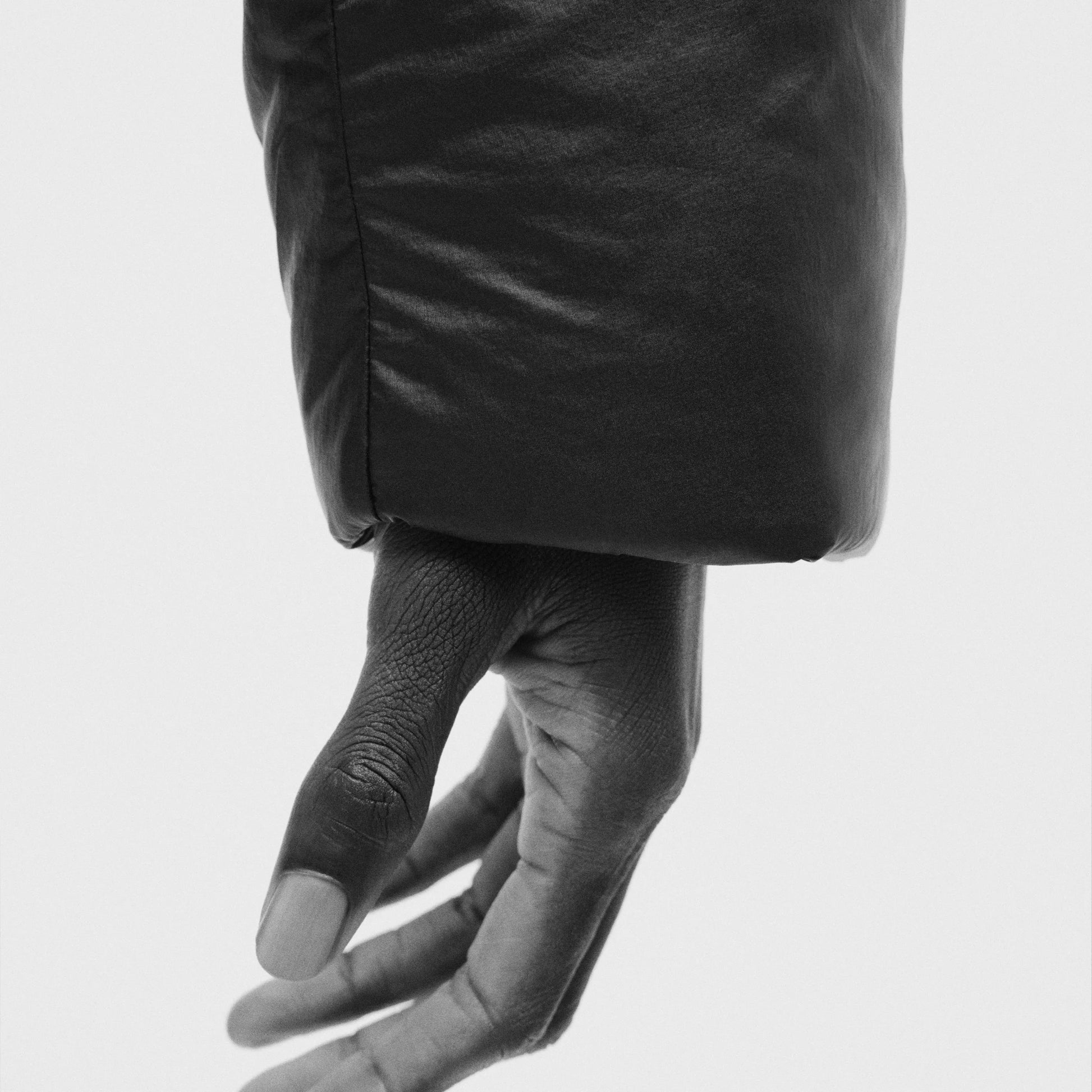 ARC'TERYX VEILANCE Conduit Down Jacket 着用イメージ 袖口