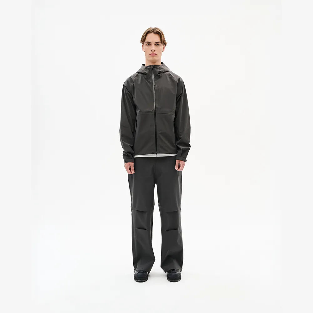 Hiking Patrol ARC LT WEIGHT SHELL JACKET CHARCOAL BLACK 着用イメージ　スタイリング全身