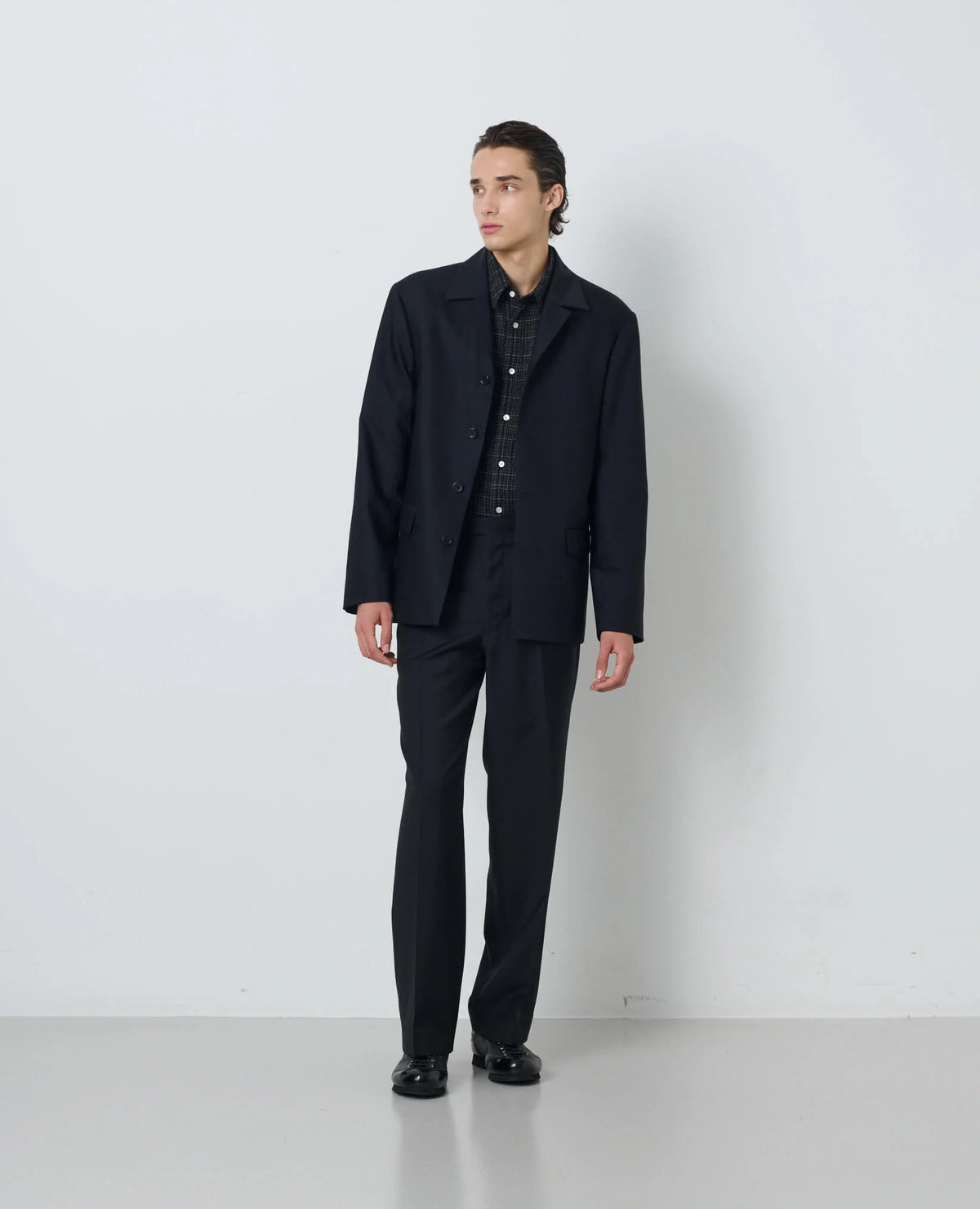 SUNFLOWER 4 Button Blazer Tropical Wool Black 全身スタイリング 正面