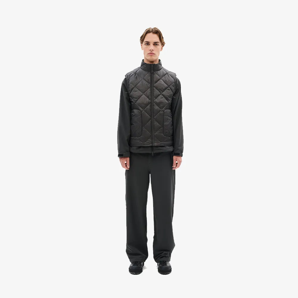 Hiking Patrol BASE LT DOWN VEST CHARCOAL BLACK 着用イメージ 全身