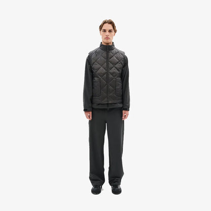 Hiking Patrol BASE LT DOWN VEST CHARCOAL BLACK 着用イメージ 全身