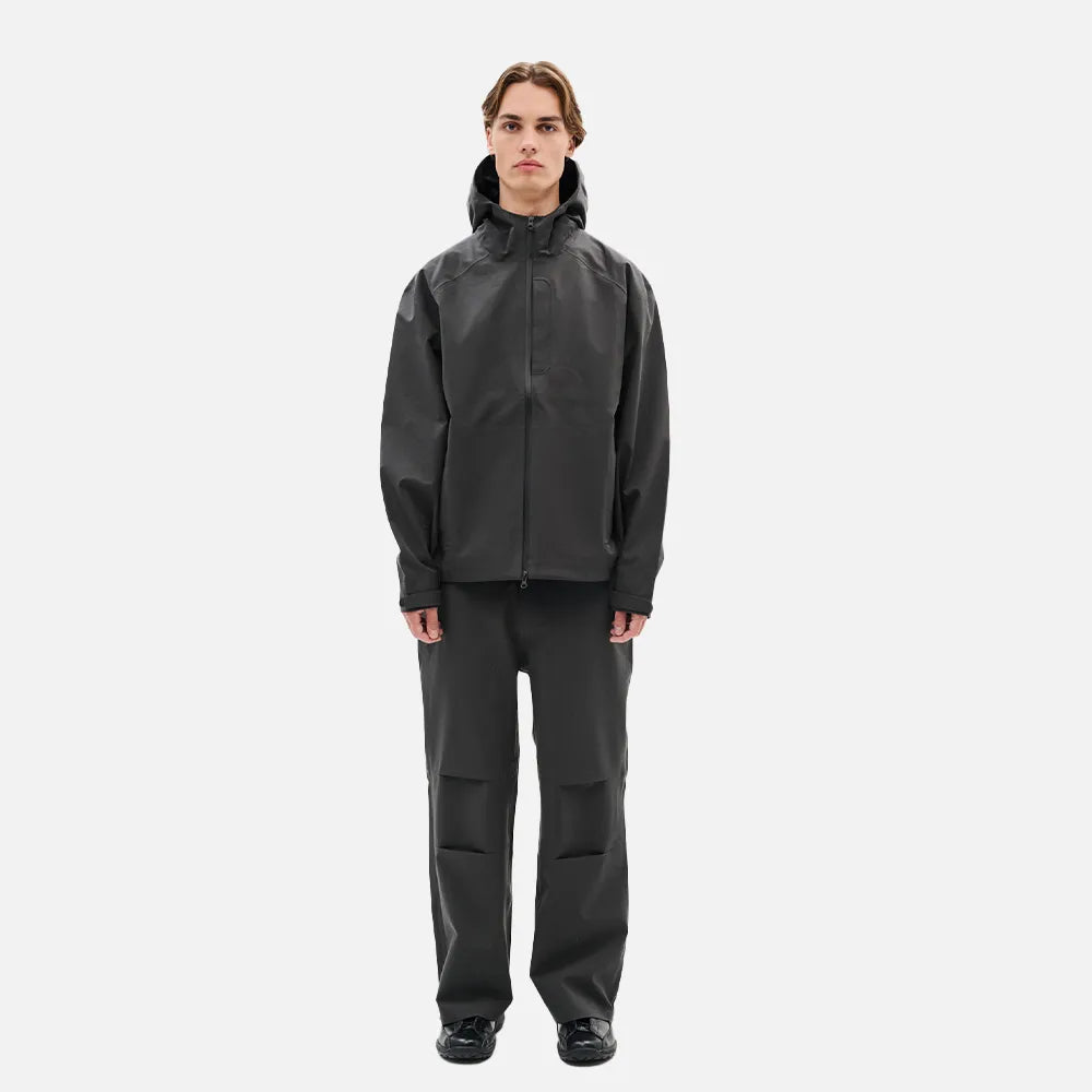 Hiking Patrol ARC 3L SHELL JACKET CHARCOAL BLACK 着用イメージ　全身