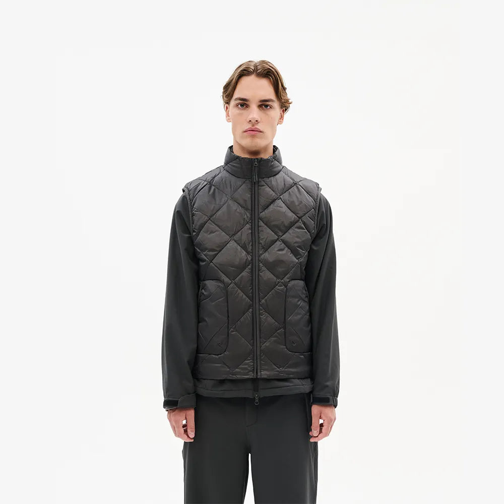 Hiking Patrol BASE LT DOWN VEST CHARCOAL BLACK 着用イメージ 正面