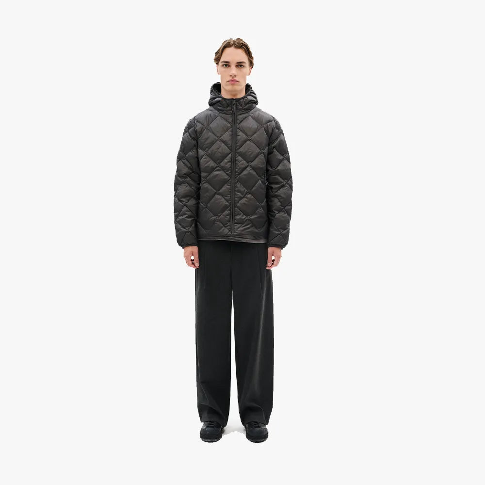 Hiking Patrol BASE LT DOWN HOODED JACKET CHARCOAL BLACK 着用イメージ　正面