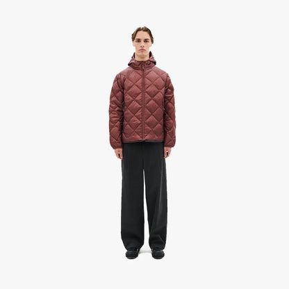Hiking Patrol BASE LT DOWN HOODED JACKET MAROON　着用イメージ全身