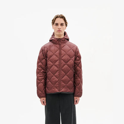 Hiking Patrol BASE LT DOWN HOODED JACKET MAROON　着用イメージ　正面