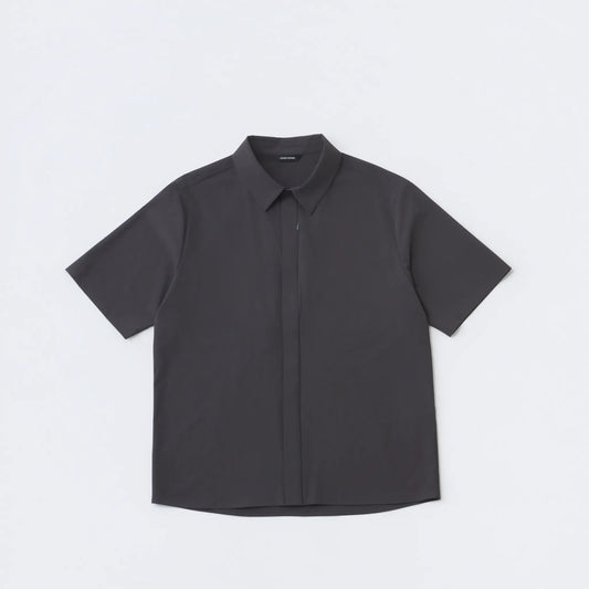 Hiking Patrol ALIGN BUTTON UP SS SHIRT CHARCOAL BLACK フロントデザイン 半袖シャツ 全体ビュー