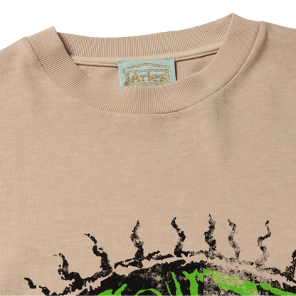 Faded Grunge SS Tee Beige - ARIES ネック部分のディテール