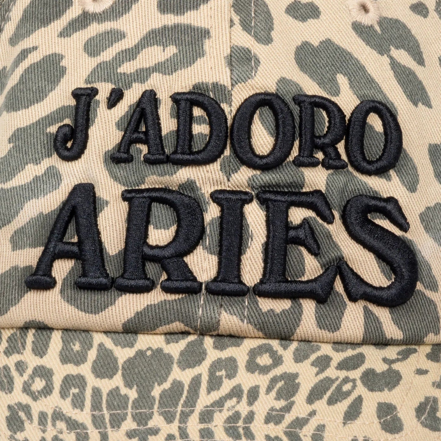 J'Adoro Aries Leopard Cap Beige - ARIES ロゴ部分のディテール