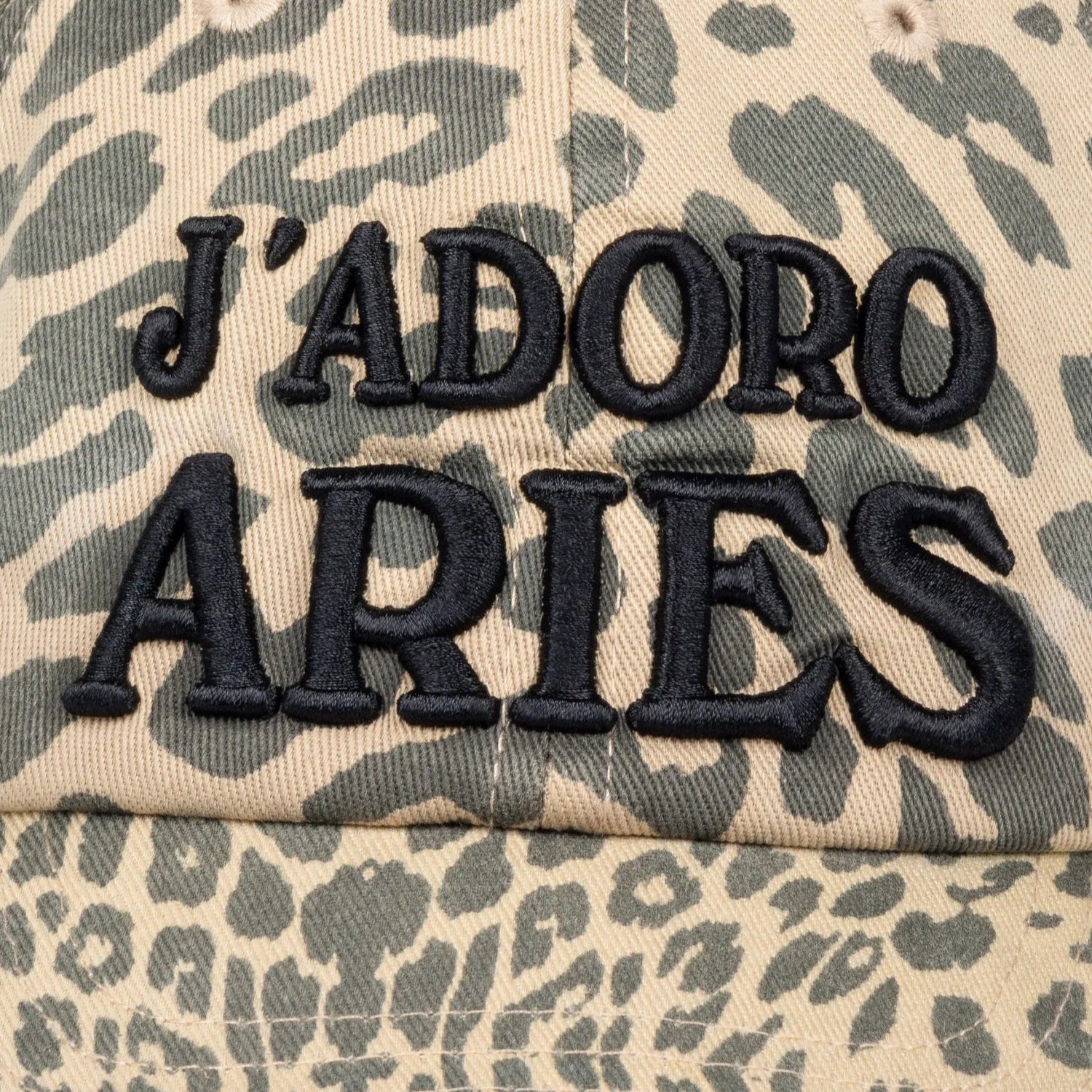 J'Adoro Aries Leopard Cap Beige - ARIES ロゴ部分のディテール