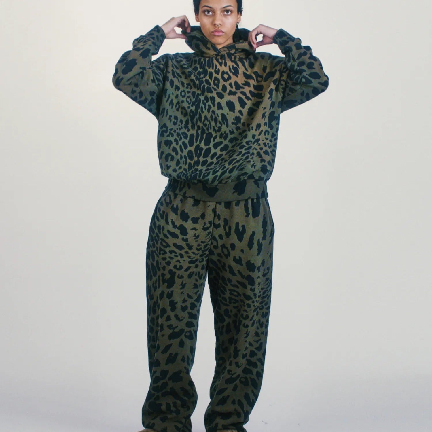 Leopard Tie Dye Hoodie Multi - ARIES 着用正面