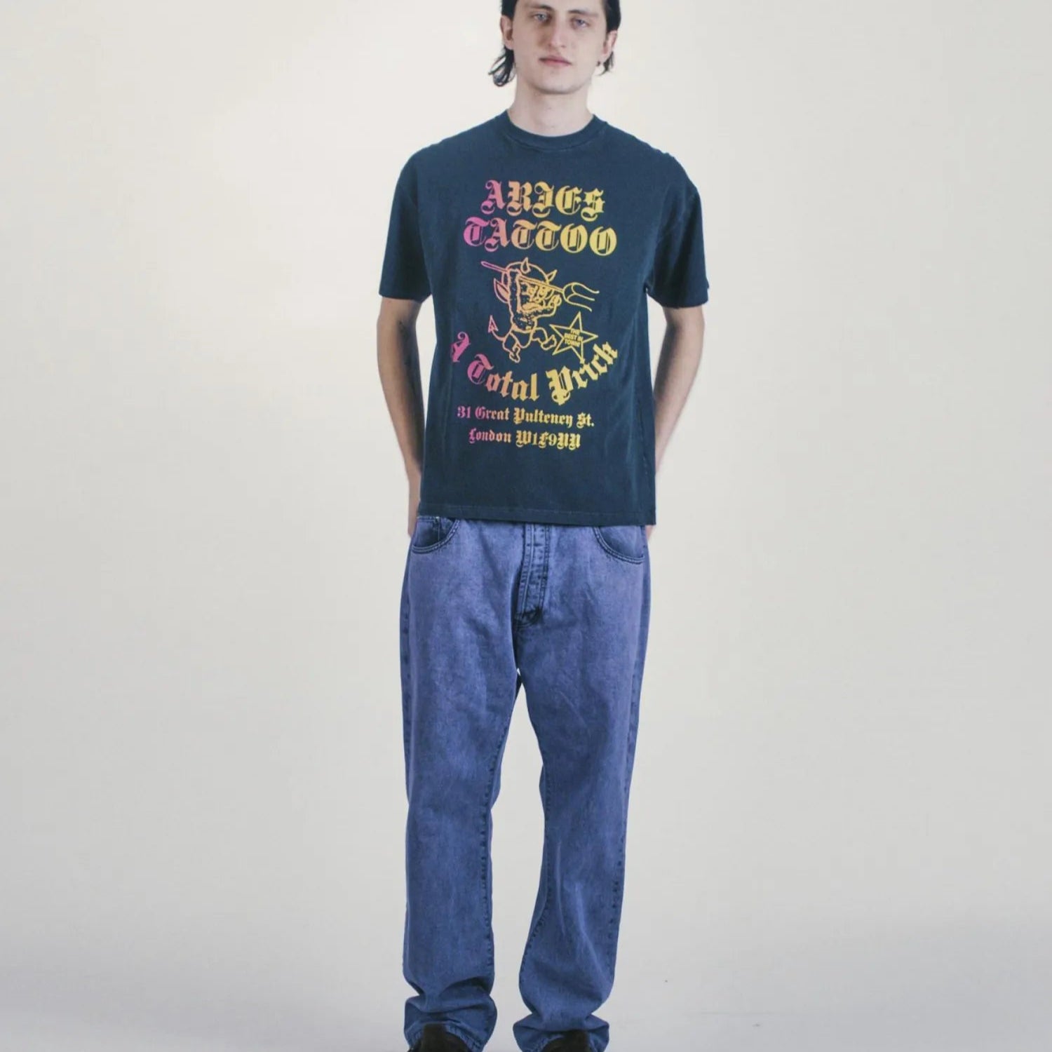 Faded Tattoo Shop SS Tee Black - ARIES 着用正面