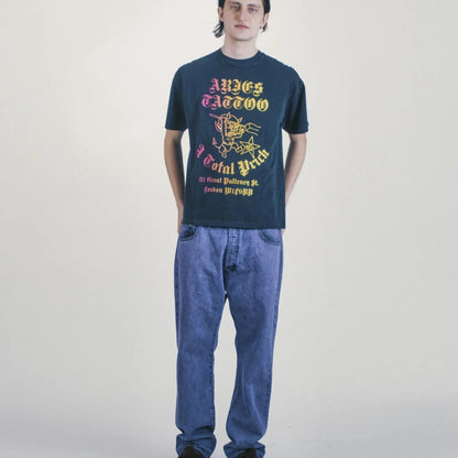 Faded Tattoo Shop SS Tee Black - ARIES 着用正面