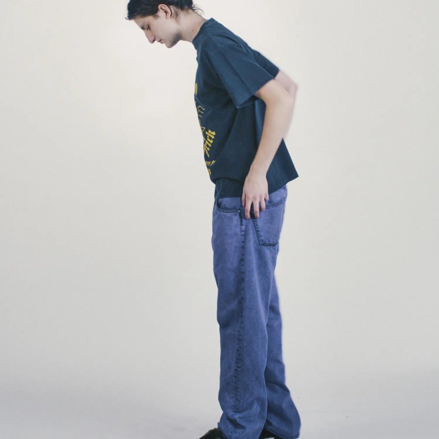 Faded Tattoo Shop SS Tee Black - ARIES 着用側面