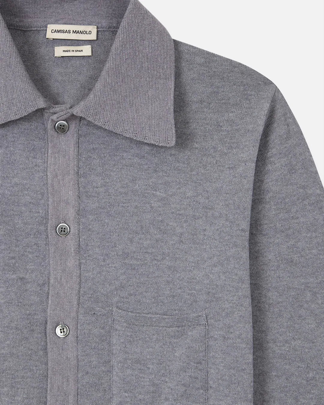 CAMISAS MANOLO Knitted Shirt Light Grey ニット生地の襟元、マザーオブパールボタン、胸ポケットのディテール