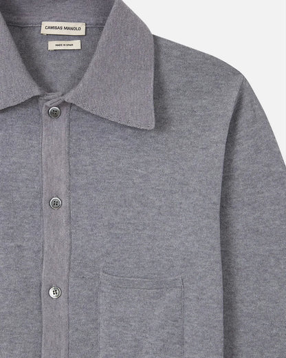 CAMISAS MANOLO Knitted Shirt Light Grey ニット生地の襟元、マザーオブパールボタン、胸ポケットのディテール