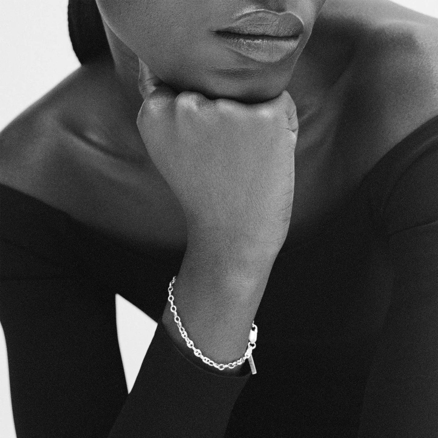 Classic delicate chain bracelet 着用