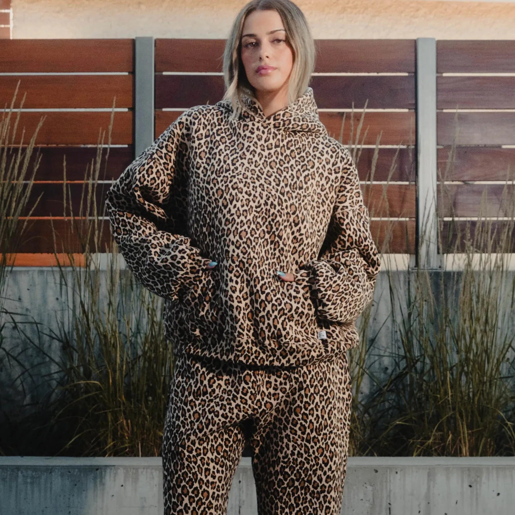 AKIMBO CLUB HOODIE LEOPARD 着用正面