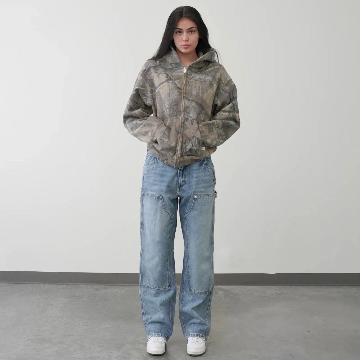 AKIMBO CLUB ZIP UP HOODIE REALTREE 着用正面