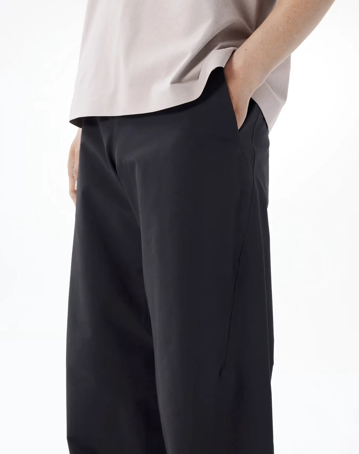 ARC'TERYX VEILANCE Corbel Pant M Black 着用イメージ 斜め わたりディテール