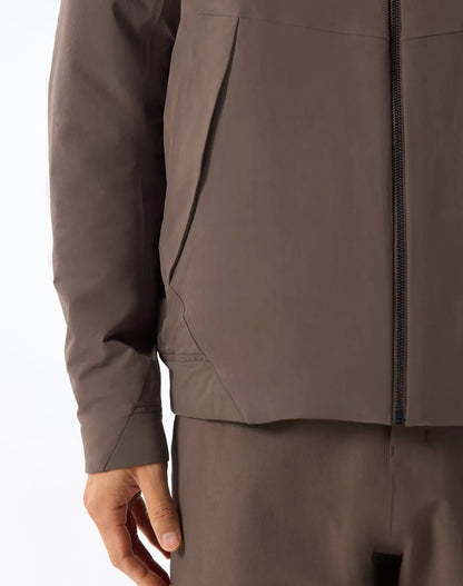 ARC'TERYX VEILANCE Diode Insulated Bomber M Sable 着用イメージ フロントポケット詳細