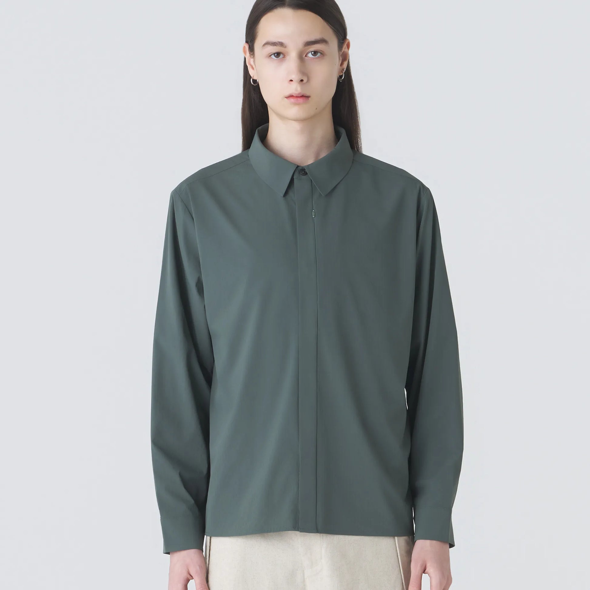 Hiking Patrol ALIGN BUTTON UP SHIRT PINE MIST 着用イメージ フロントスタイル メンズコーデメンズコーディネート