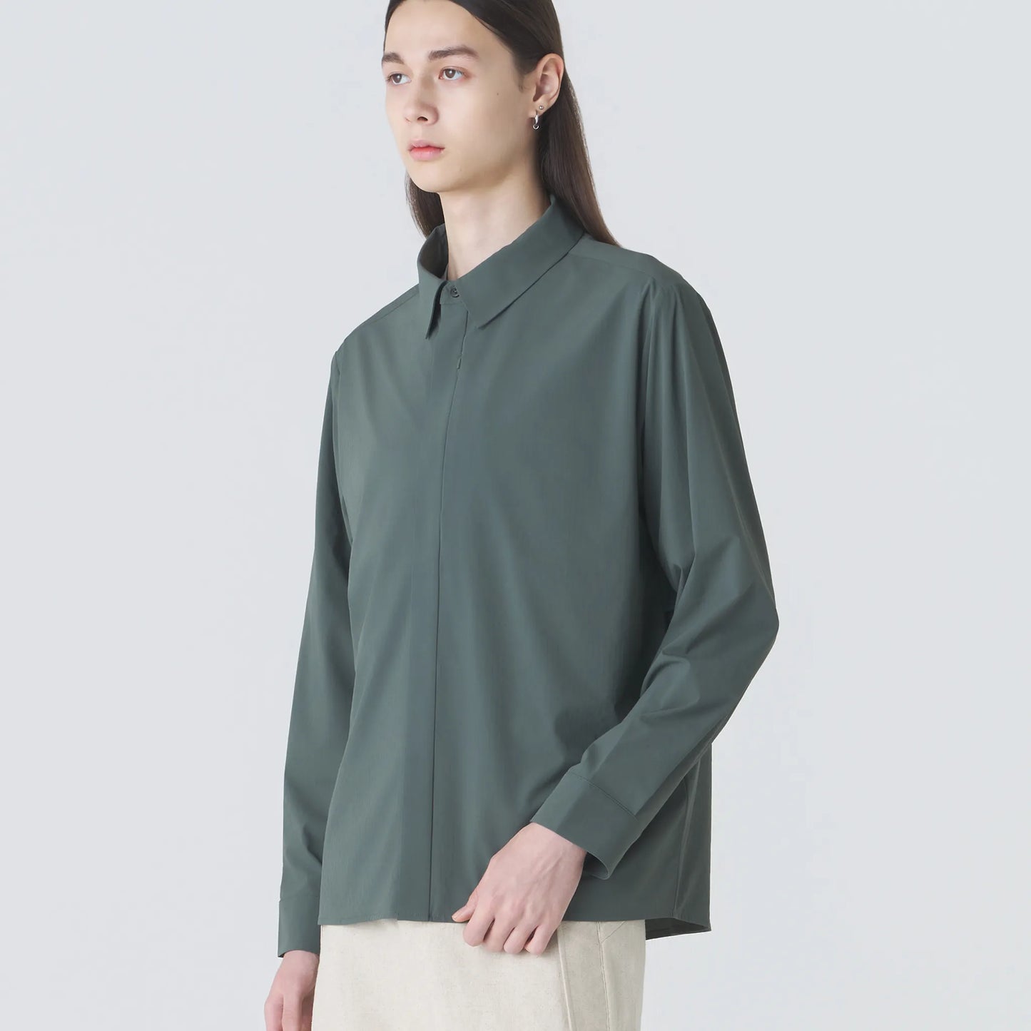 Hiking Patrol ALIGN BUTTON UP SHIRT PINE MIST 着用イメージ サイドシルエット フィット感
