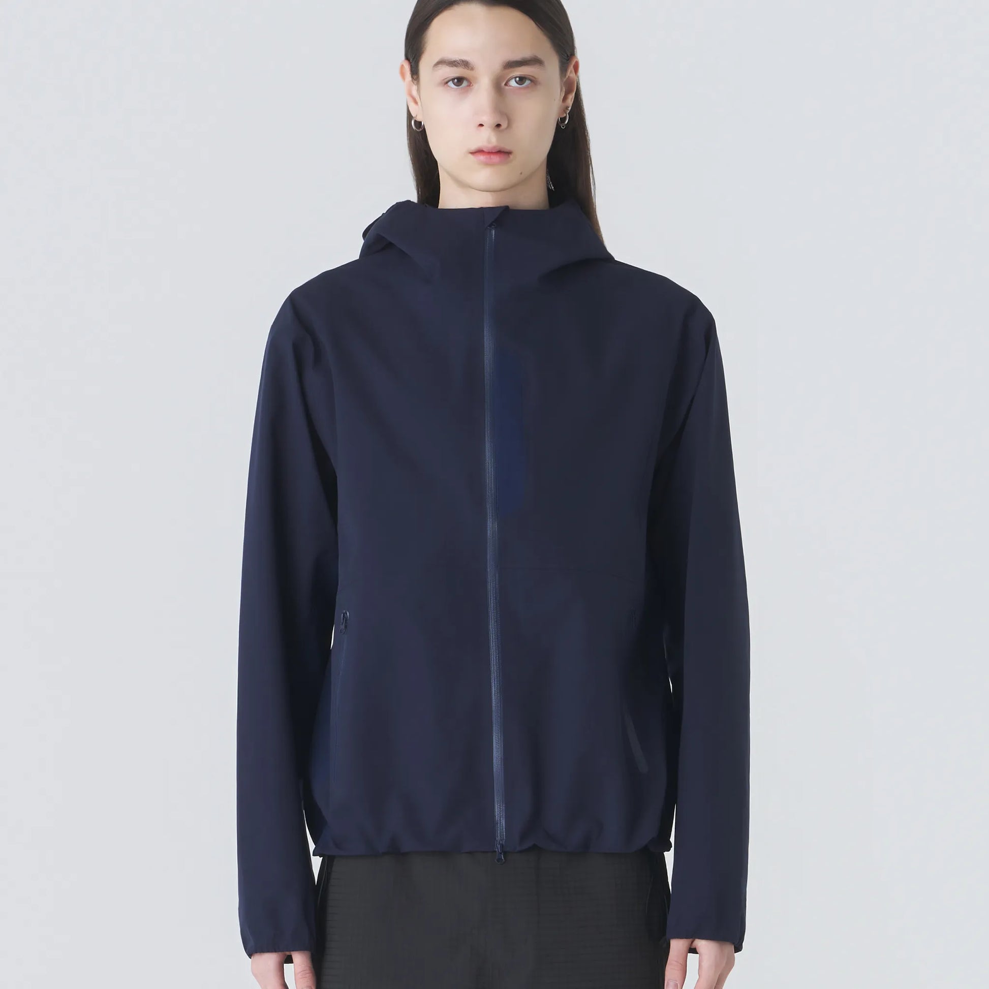 Hiking Patrol ARC LIGHTWEIGHT SHELL JACKET 2.0 DK NAVY 着用イメージ フロントスタイル メンズコーディネート