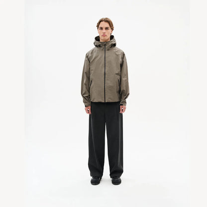 Hiking Patrol WAYPOINT RIPSTOP HOODED JACKET DK TAUPE 着用イメージ 全身スタイリング