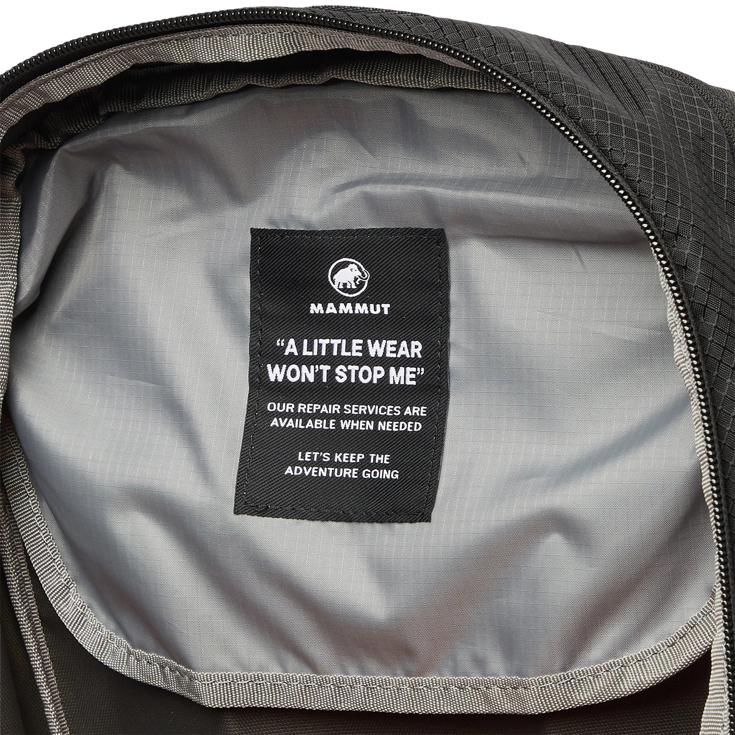 Hiking Patrol × MAMMUT DUCAN 22 GABBRO/BLACK タグディテール