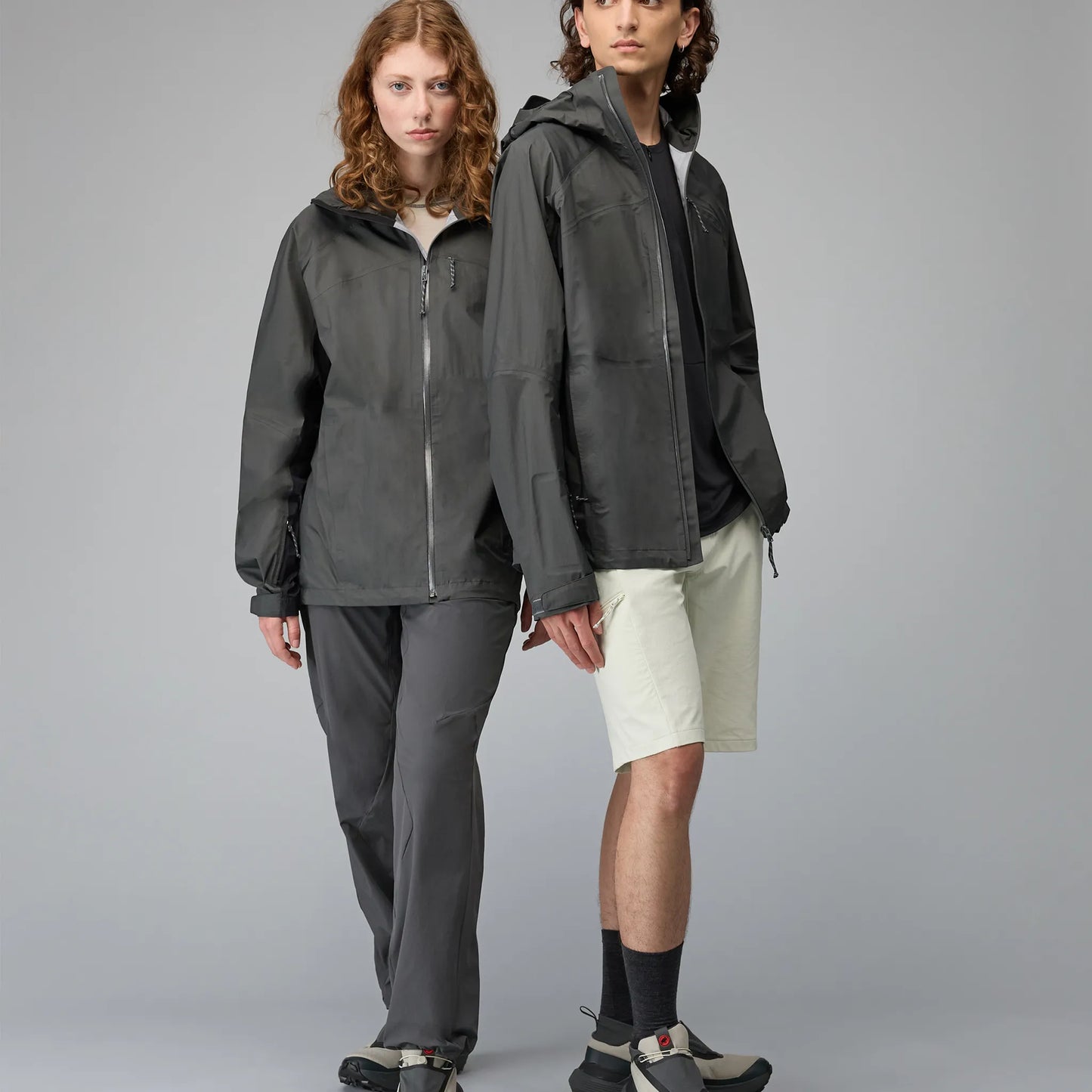 Hiking Patrol × MAMMUT HS HOODED JACKET GABBRO/BLACK 着用イメージ 全身スタイリング