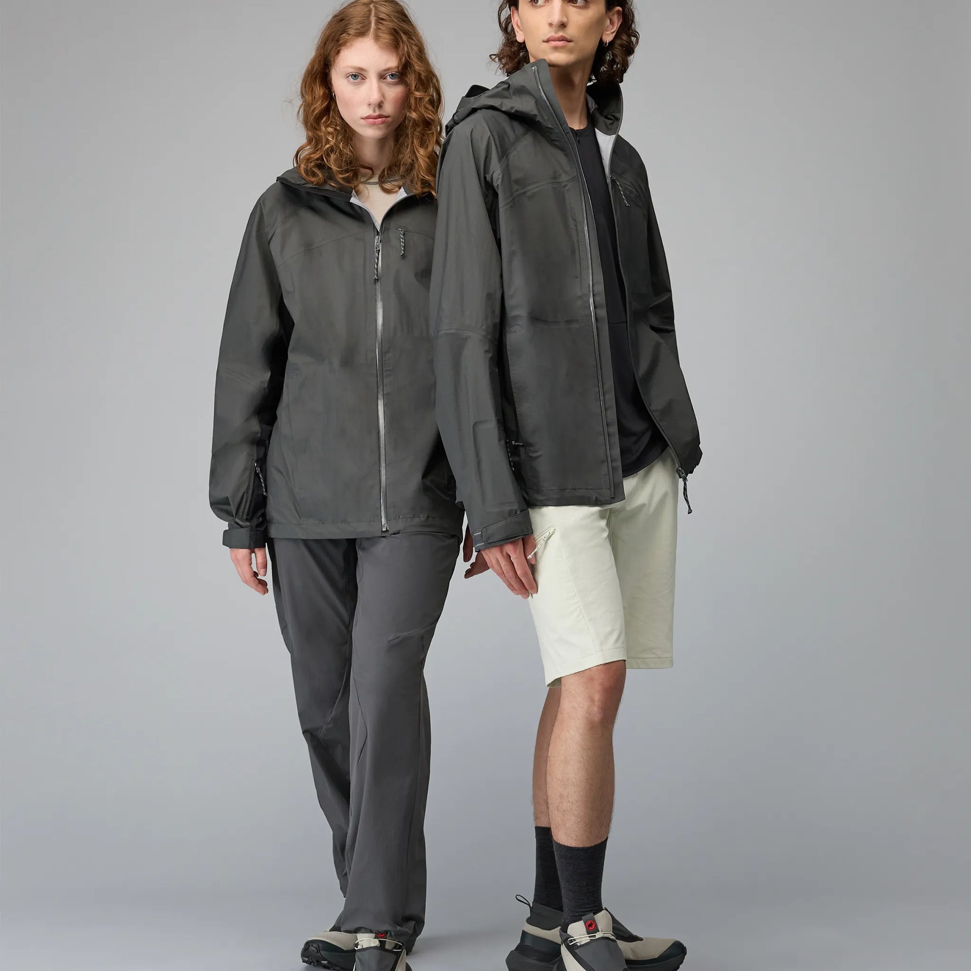 Hiking Patrol × MAMMUT HS HOODED JACKET GABBRO/BLACK 着用イメージ 全身スタイリング