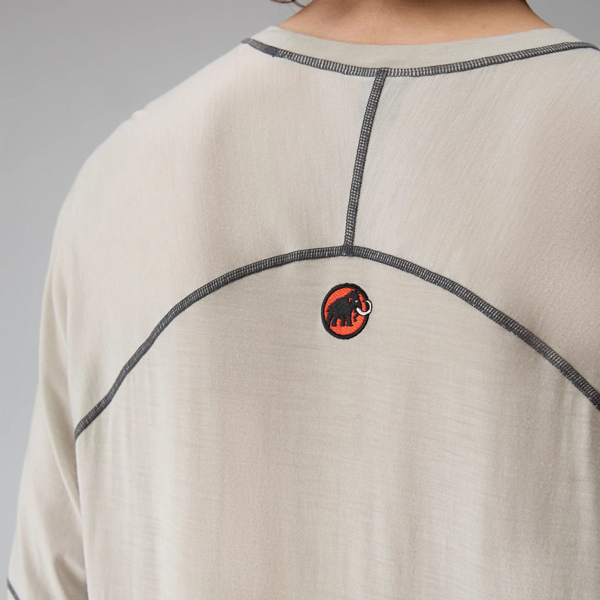 Hiking Patrol × MAMMUT TREE WOOL FL T-SHIRT WILLOW WHISPER 背面ロゴディテール